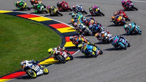 Las motos trazan una curva en el Gran Premio de Alemania