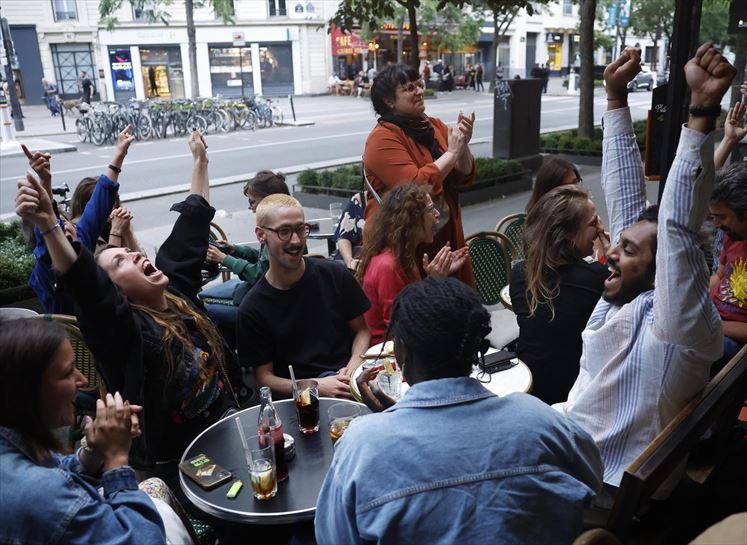 Los franceses celebran los resultados electorales. Foto: EFE