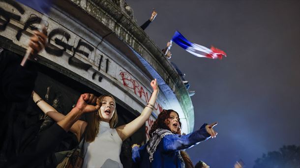 Manifestantes en la Place de la Republique de París, el 7 de julio de 2024