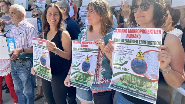 Vecinos de Urkabustaiz, Zigoitia y Zuia recogen 5.500 firmas en contra de los macro proyectos de Solaria 