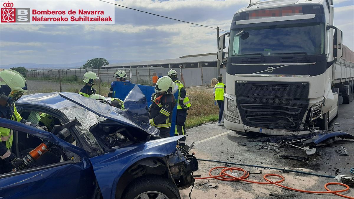 El conductor de un turismo ha fallecido al colisionar contra un camión. Imagen: Bomberos de Navarra.