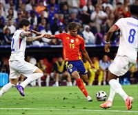 Espainiak Frantzia kanporatu du (2-1), eta Eurokopako finalerako sailkatu da