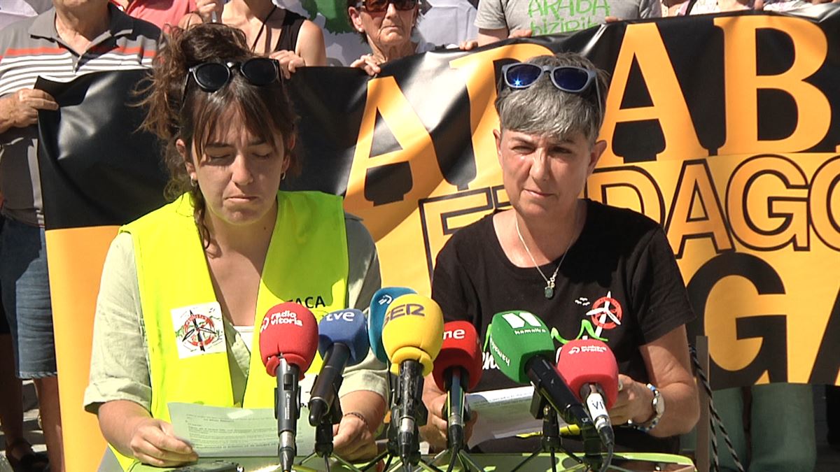 Rueda de prensa frente al Gobierno Vasco para denunciar los macroproyectos en Vitoria-Gasteiz