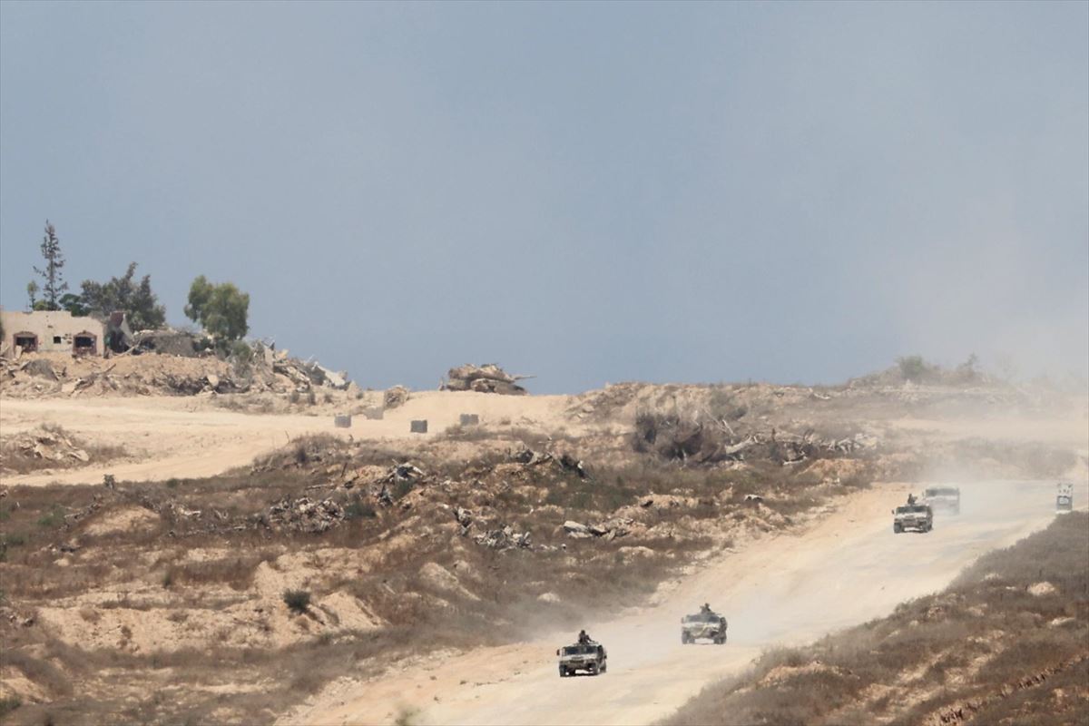 Vehículos blindados israelíes en Gaza. Foto: EFE