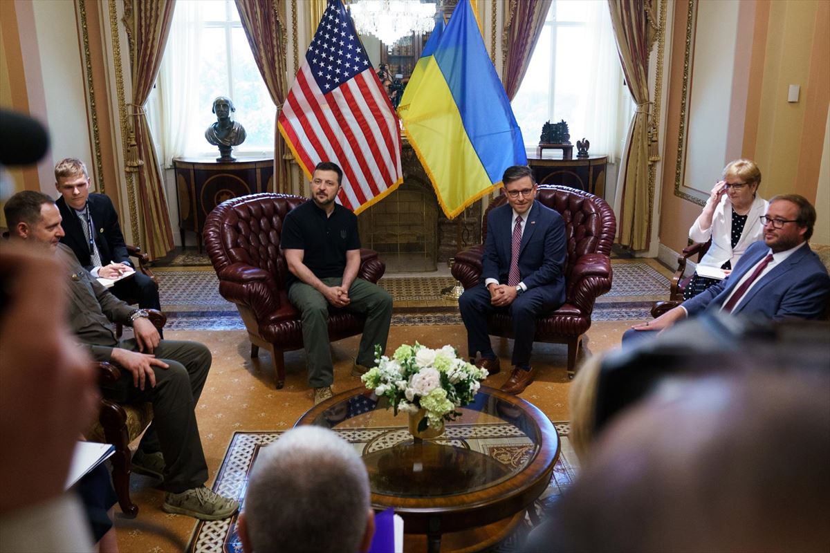 La delegación Ucraniana fue recibida en la Casa Blanca, durante la cumbre de la OTAN. Foto: EFE.