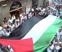Las peñas de Pamplona muestran en las calles su solidaridad con Palestina