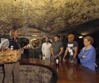 Cata de vino y choripán en la visita a las bodegas subterráneas de Eguren Ugarte 