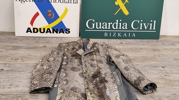 Cazadora de piel de la especie protegida 'anaconda gigante'. Foto: Guardia Civil