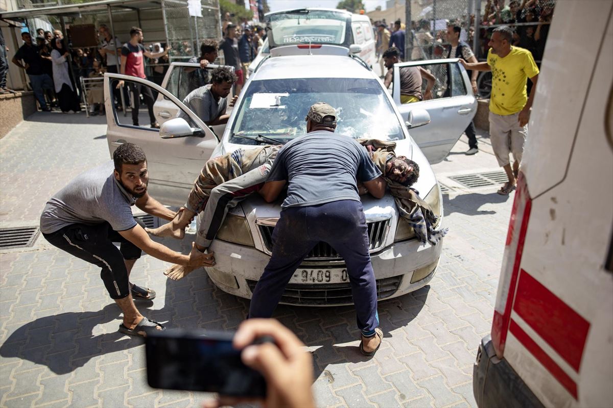 Palestinos trasladan a las víctimas como pueden. EFE