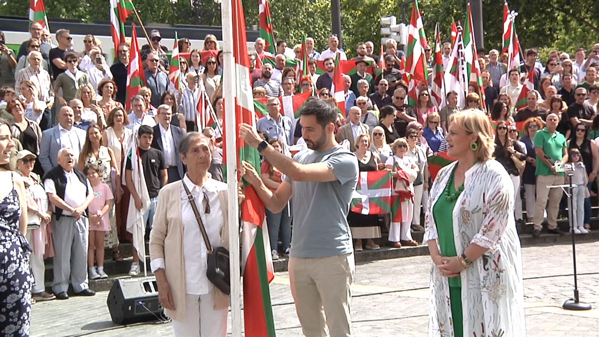 Conmemoran en Bilbao el 130 aniversario de la primera izada de la ikurriña