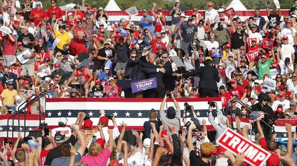 Momento en el que Trump es evacuado tras ser tiroteado. Foto: EFE