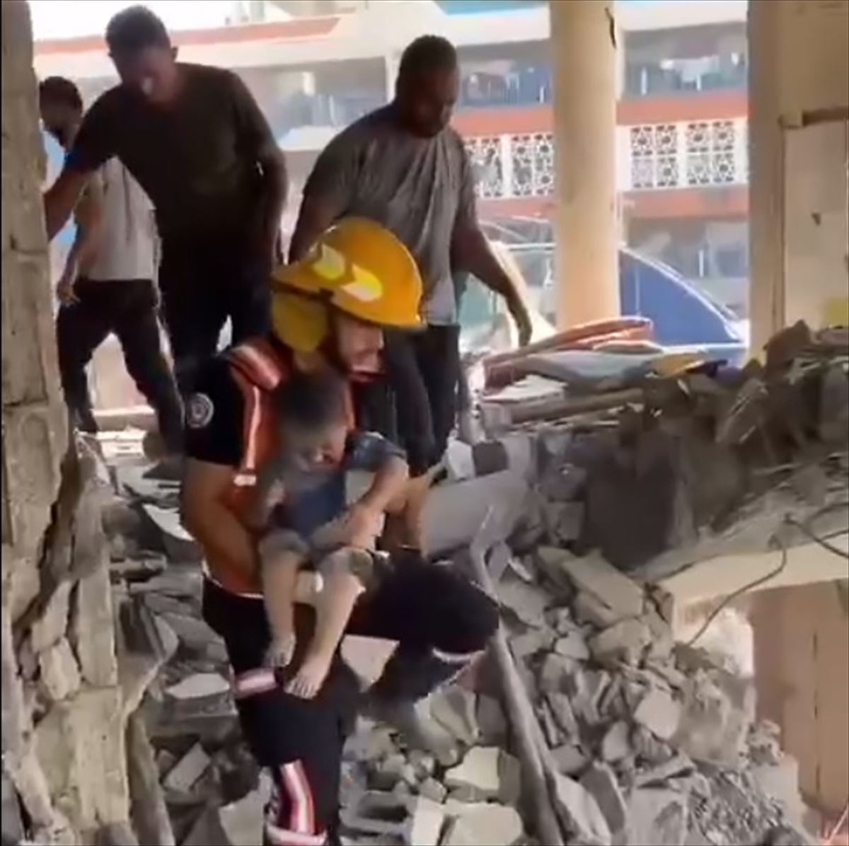 Momento en el que rescatan a un bebe de entre los escombros de Nuseirat. 