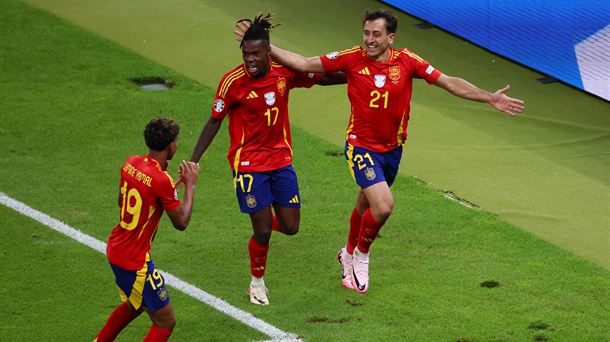 Mikel Oyarzabal, Nico Williams eta Lamine Yamal gol bat ospatzen, Eurokopako finalean. EFE