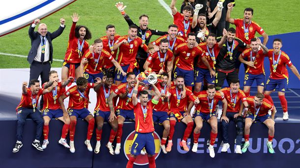 Jugadores de la selección española celebrando la victoria. Foto: EFE.
