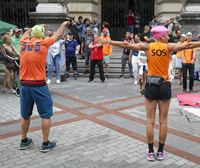 Trabajadores de los polideportivos de Bilbao protestan dando clases de aeróbic y natación en la calle  