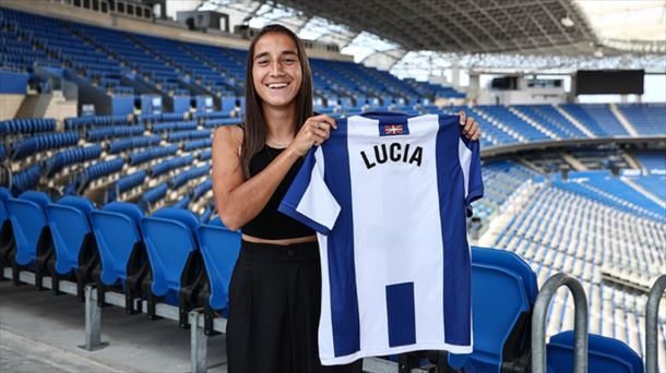 Lucía Rodríguez posa con su nueva camiseta. 
