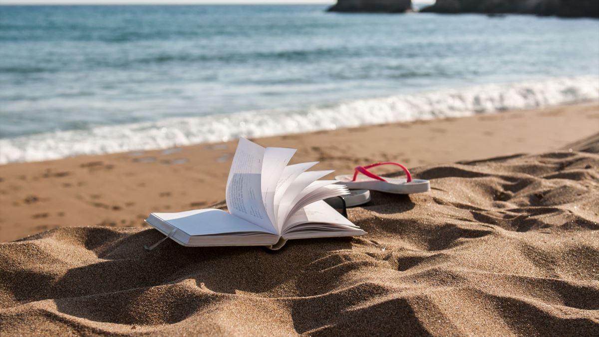 Libro en la playa.