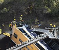 Los Bomberos de la Generalitat trabajan para retirar el autobús accidentado con grúas de gran tonelaje