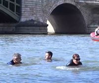 La alcaldesa de París se baña en el Sena para demostrar la salubridad del agua
