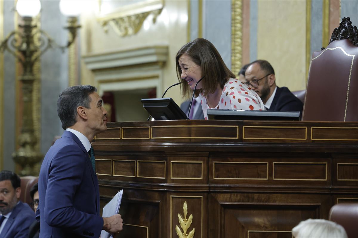 Pedro Sanchez Espainiako gobernuburua eta Francina Armengo Kongresuko presidentea, hizketan. Argazkia: EFE