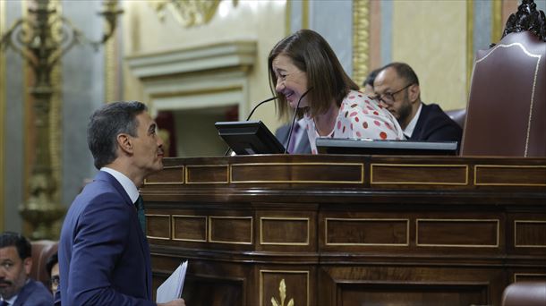 Pedro Sanchez Espainiako gobernuburua eta Francina Armengo Kongresuko presidentea, hizketan. Argazkia: EFE