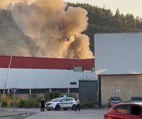 Aparatoso incendio en una empresa de Iurreta