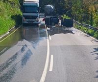 Sigue cortada la carretera del Puerto de Barazar tras perder un camión los transformadores que transportaba