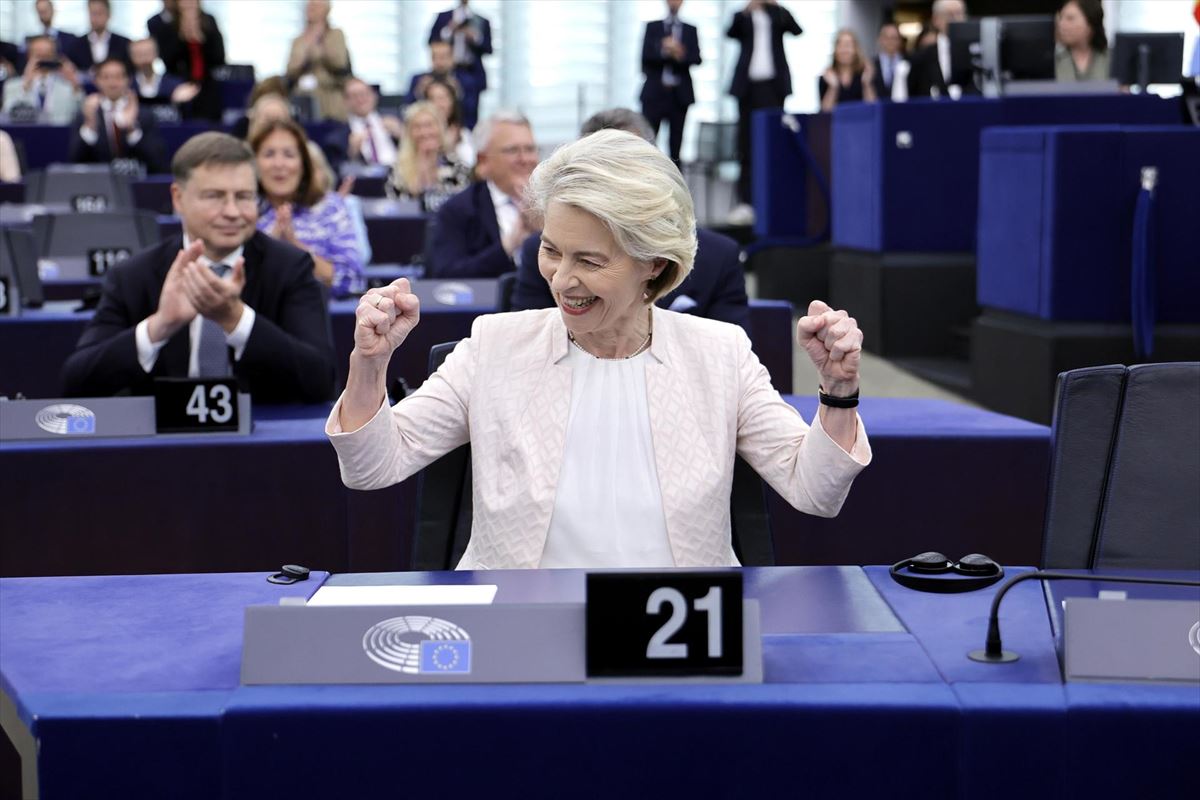Ursula von der Leyen Europako Batzordeko presidentearen ospakikizun keinua, gaur. Argazkia: EFE