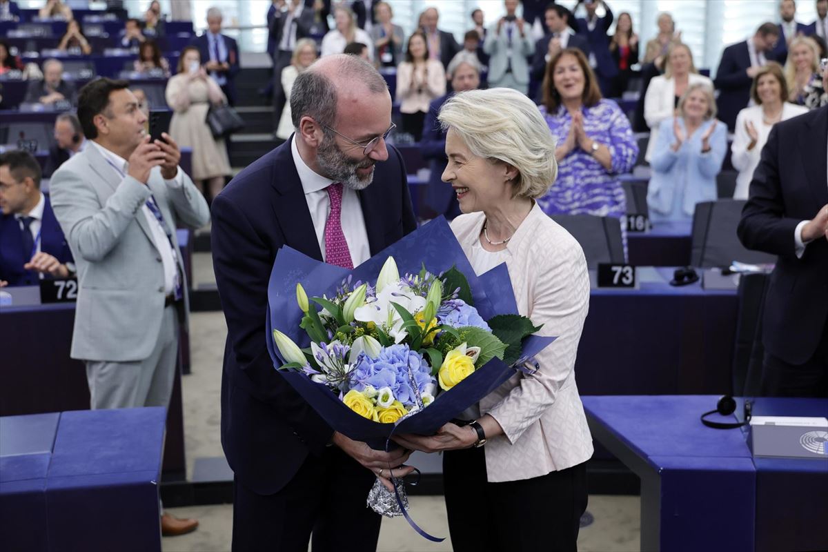 Von der Leyen recibe la felicitación del líder los populares europeos, Manfred Weber. Foto: EFE