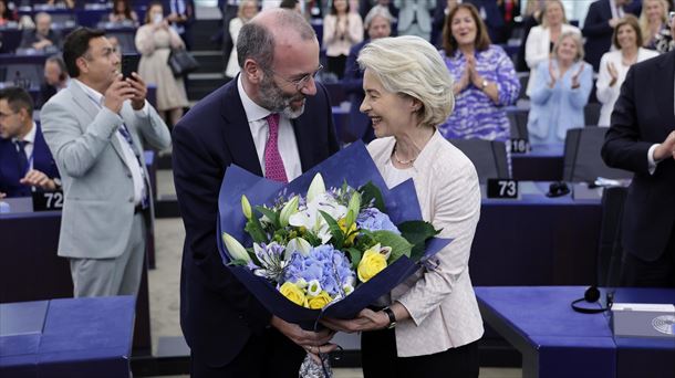 Von der Leyen recibe la felicitación del líder los populares europeos, Manfred Weber. Foto: EFE