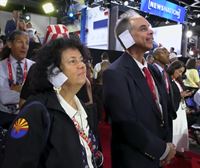 Los delegados de la Convención republicana acuden con la oreja derecha tapada como Donald Trump