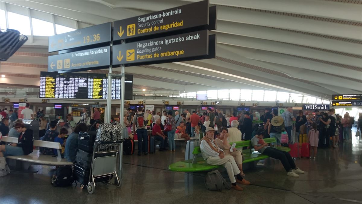 Colas en el Aeropuerto de Loiu. Foto: EITB Media