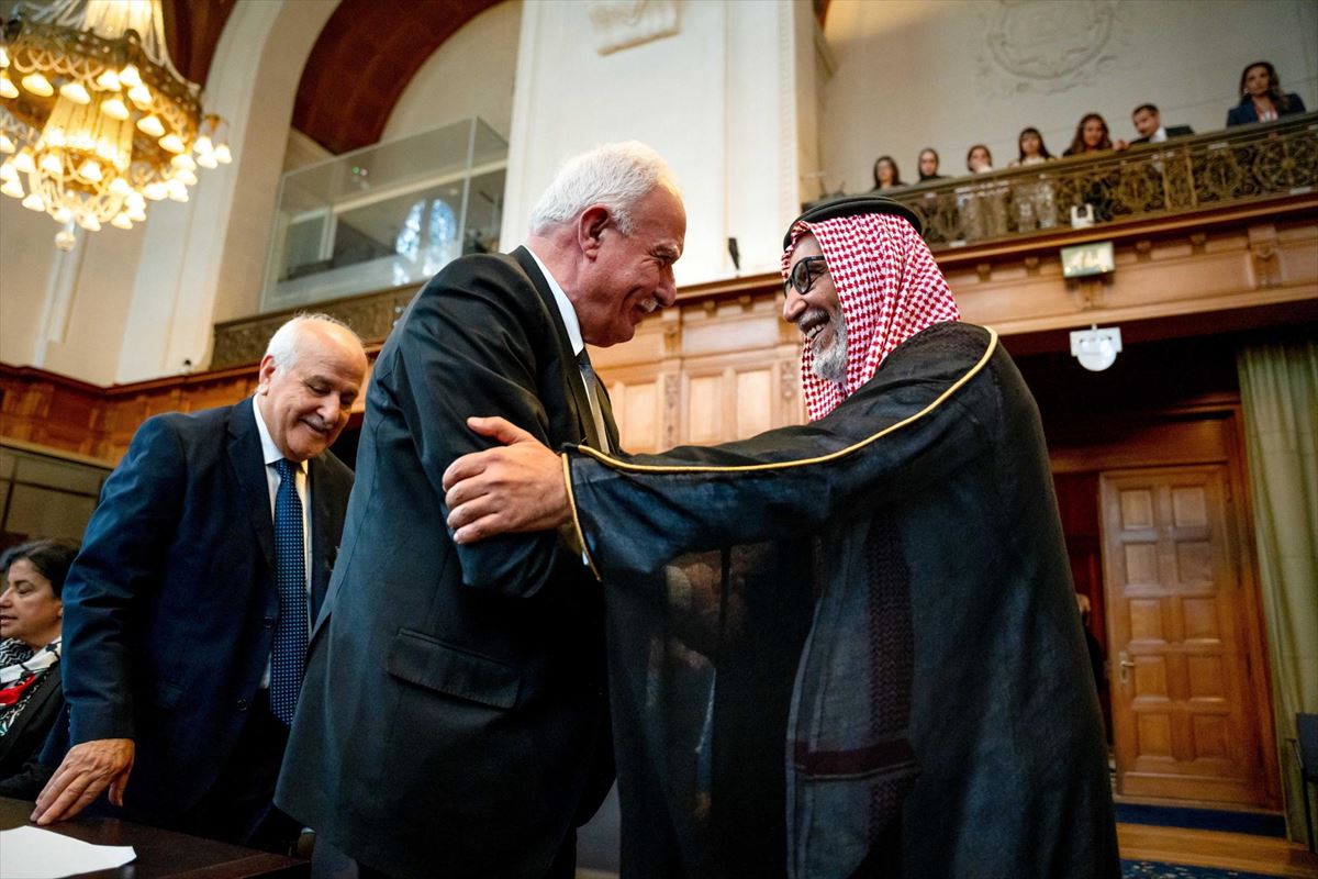 Un hombre con kufiya saluda a la delegación palestina en la Haya. EFE. 