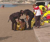 Cinco inmigrantes en estado crítico tras llegar en un cayuco a una playa llena de turistas de Gran Canaria
