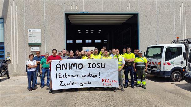 Concentración de los compañeros en la puertas de la empresa