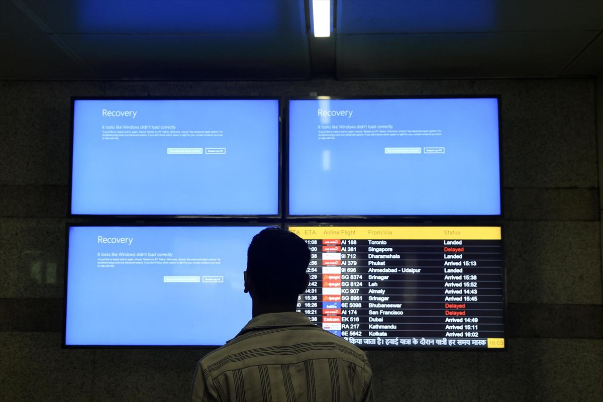 Cancelado el 6,5 % del tráfico aéreo previsto ayer en el estado, tras la caída de Microsoft. EFE
