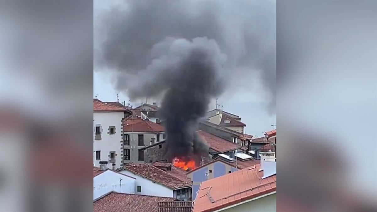 Arde un edificio de viviendas de tres plantas en el casco viejo de Mutriku