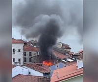 Arde un edificio de viviendas de tres plantas de casco viejo de Mutriku