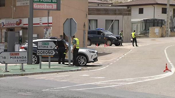 Dispositivo policial desplegado en Zaldiaran para detener a los supuestos ladrones. Imagen: EITB