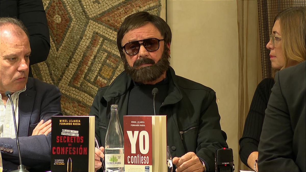 Mikel Lejarza 'El Lobo', infiltrado en ETA, en una presentación de libros. Imagen: EITB