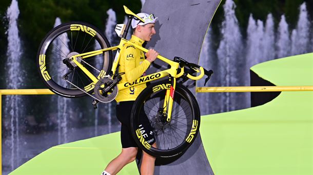 Tadej Pogacar durante el pódium final del Tour de Francia. Foto: EFE