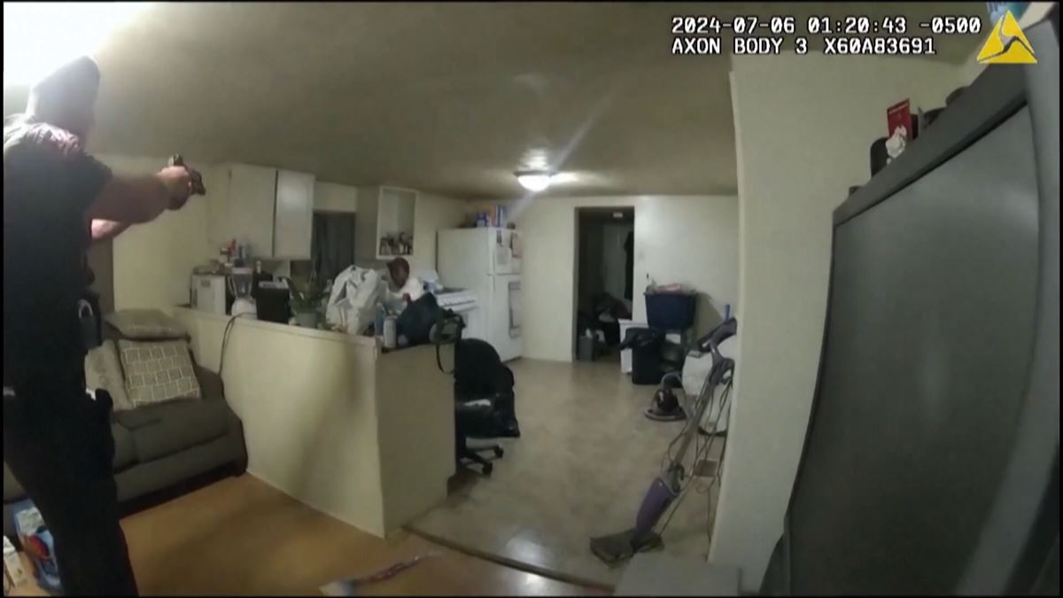 La Policía de EEUU muestra un vídeo de un agente disparando a una mujer afroamericana en su casa