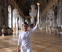 La actriz Salma Hayek recibe la Antorcha olímpica en el Palacio de Versalles