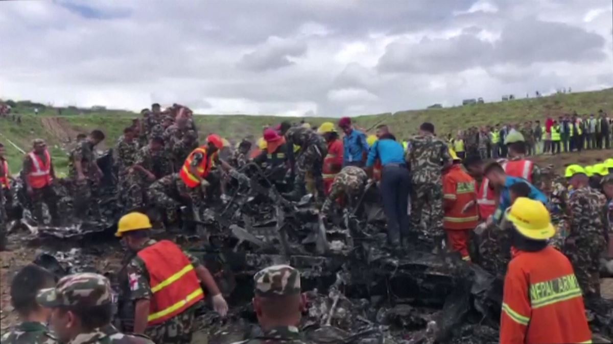 Mueren 18 personas tras estrellarse un avión en Nepal. Foto: Reuters