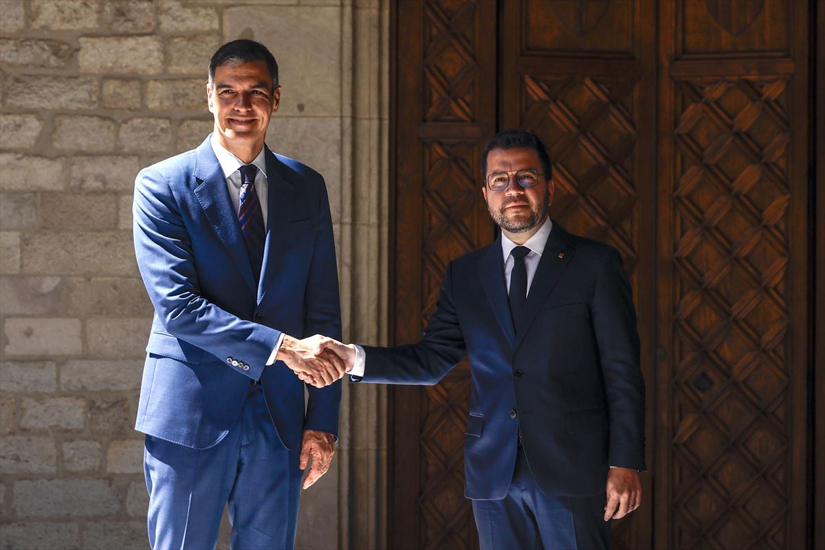 Aragonès y Sánchez en el Palau de la Generalitat. Foto: EFE.