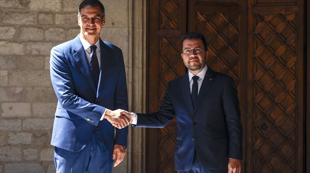 Aragonès y Sánchez en el Palau de la Generalitat. Foto: EFE.