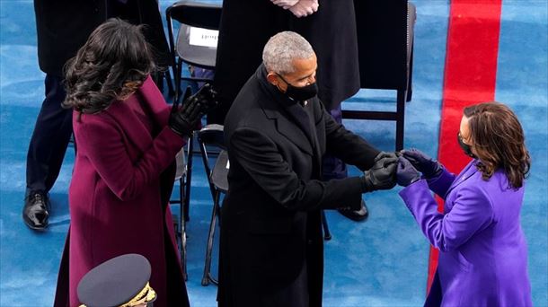 Michelle y Barack Obama, saludando a Kamala Harris, en un acto en 2021. EFE. 