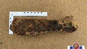 El proyectil de mortero desactivado en la playa de Laga (Bizkaia). Imagen: Ertzaintza