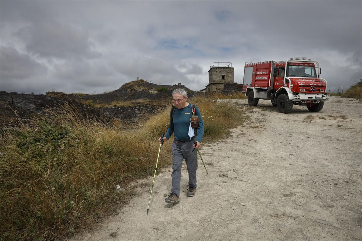 Bomberos de Navarra apagan un incendio vegetal hace unos días en el monte Ezkaba