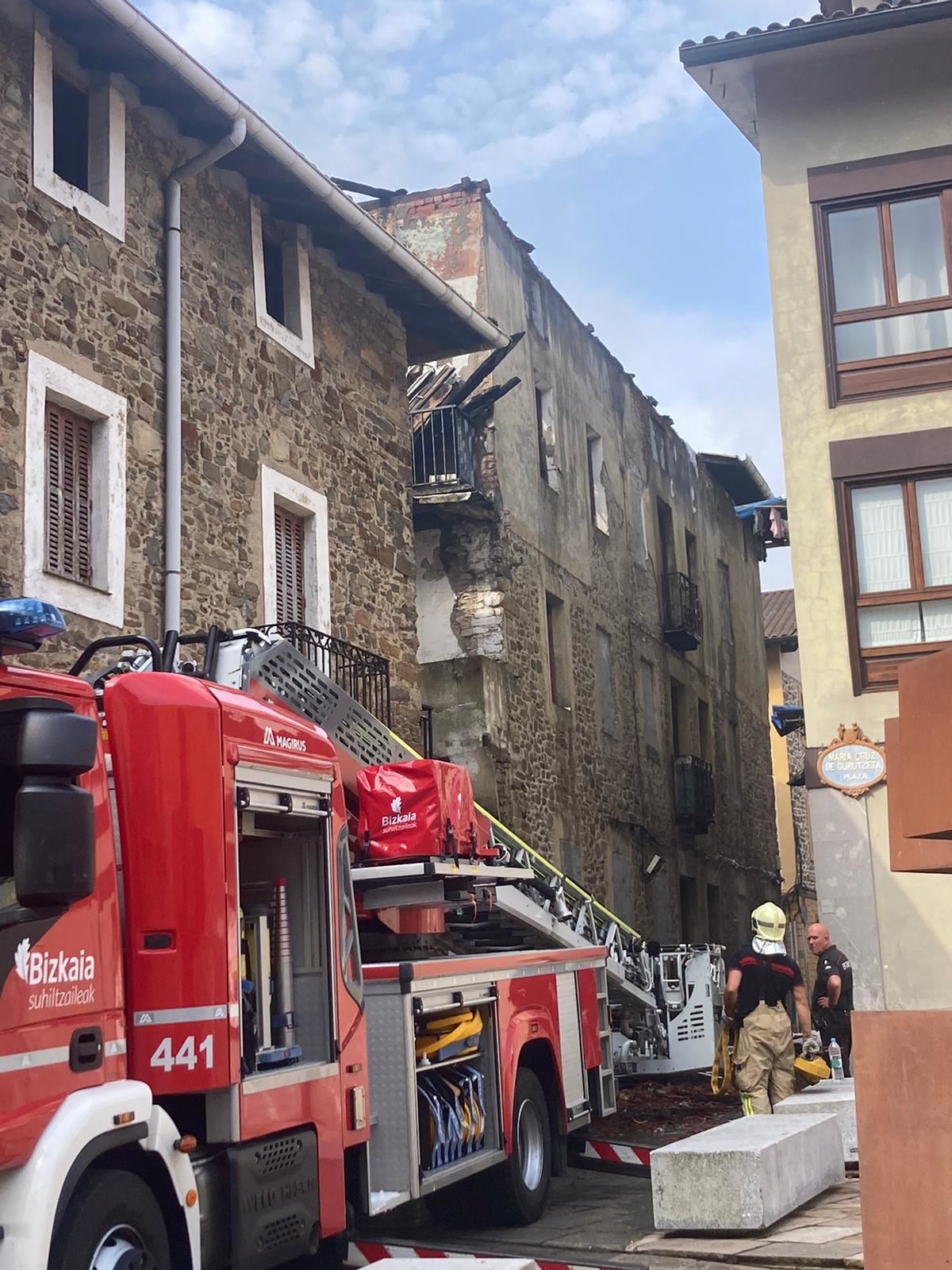 Edificio incendiado en Areatza. 